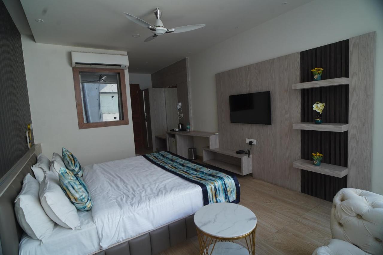 Familia Hotel And Banquets Lucknow Ngoại thất bức ảnh
