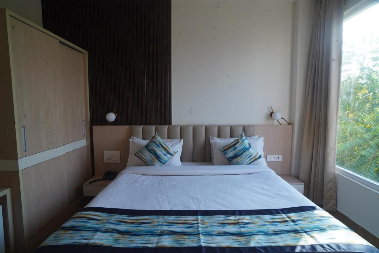 Familia Hotel And Banquets Lucknow Ngoại thất bức ảnh