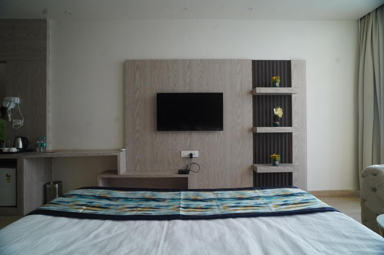 Familia Hotel And Banquets Lucknow Ngoại thất bức ảnh