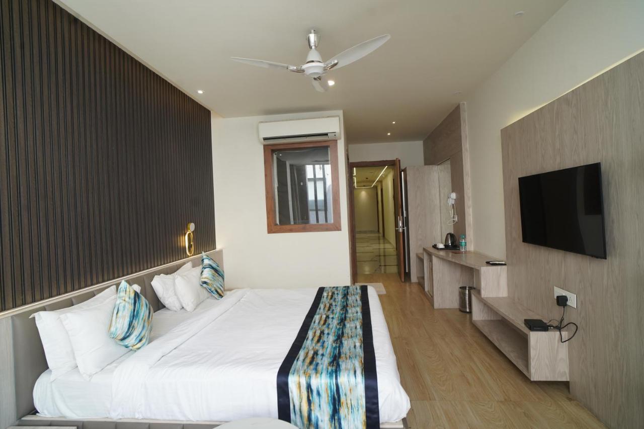 Familia Hotel And Banquets Lucknow Ngoại thất bức ảnh