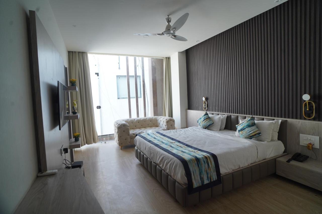 Familia Hotel And Banquets Lucknow Ngoại thất bức ảnh