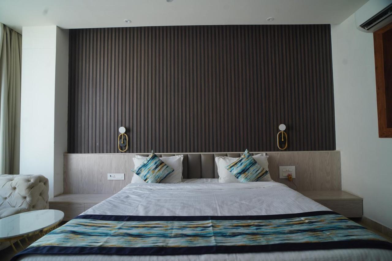 Familia Hotel And Banquets Lucknow Ngoại thất bức ảnh