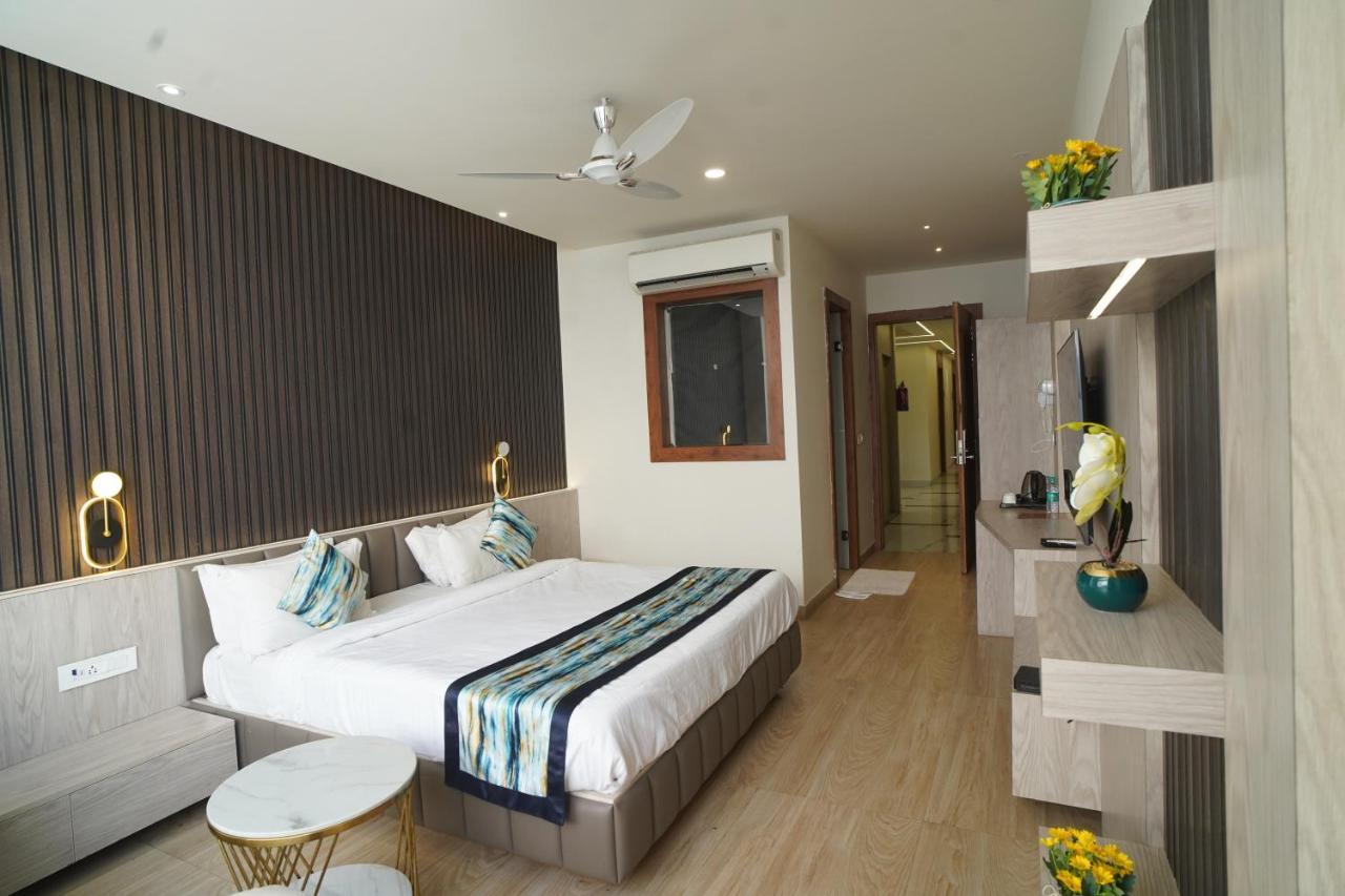 Familia Hotel And Banquets Lucknow Ngoại thất bức ảnh
