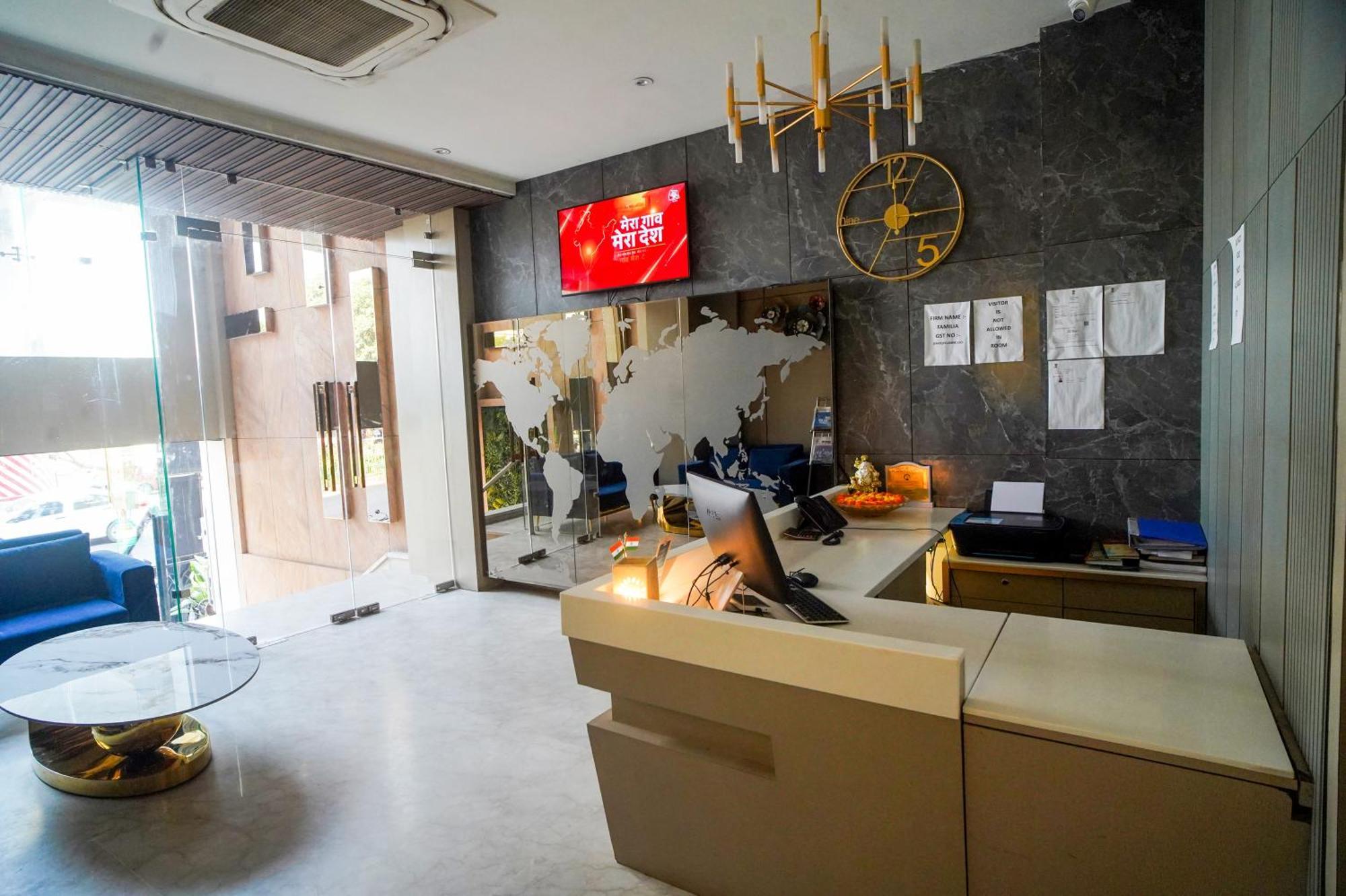 Familia Hotel And Banquets Lucknow Ngoại thất bức ảnh