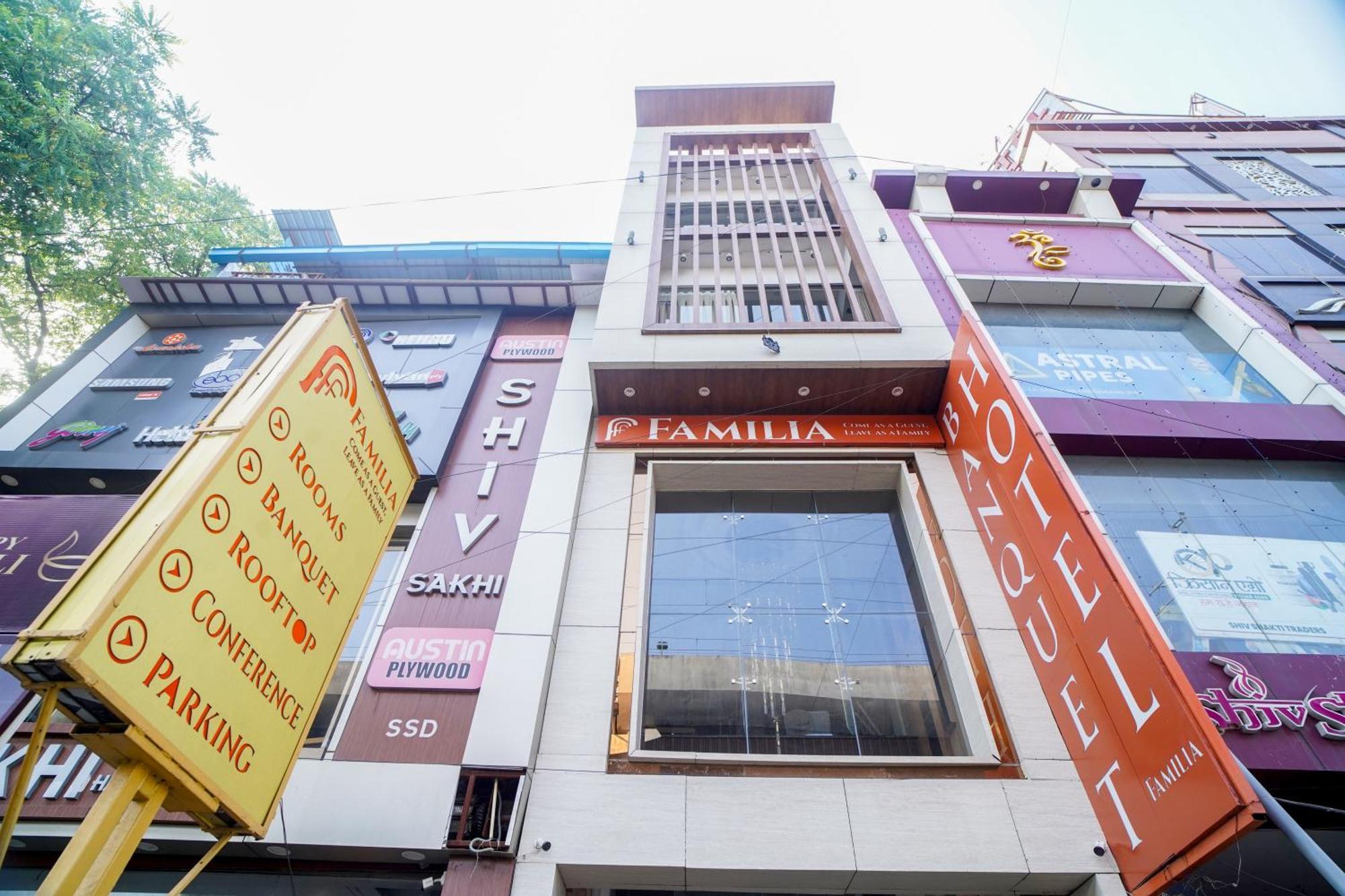 Familia Hotel And Banquets Lucknow Ngoại thất bức ảnh