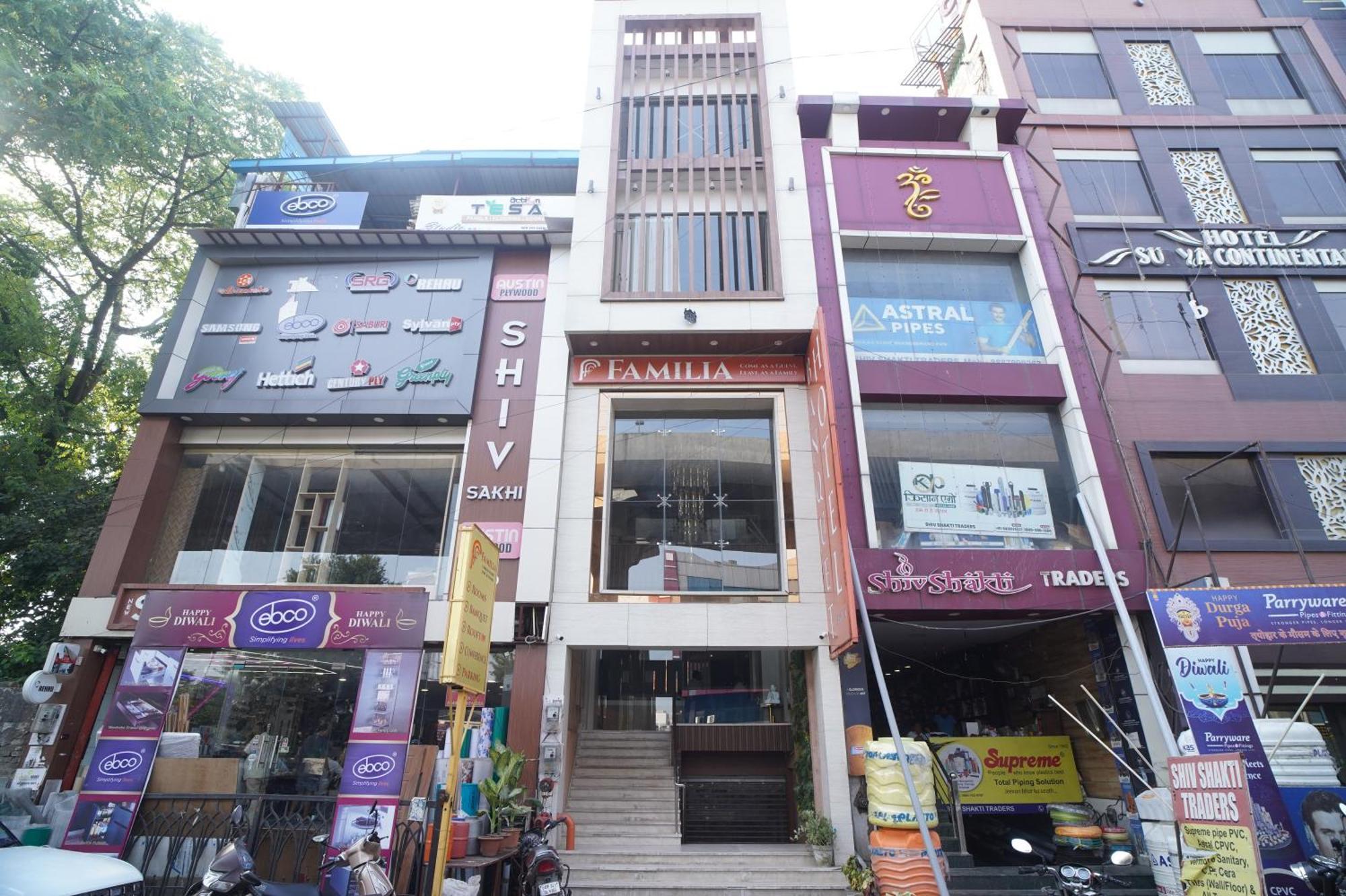 Familia Hotel And Banquets Lucknow Ngoại thất bức ảnh