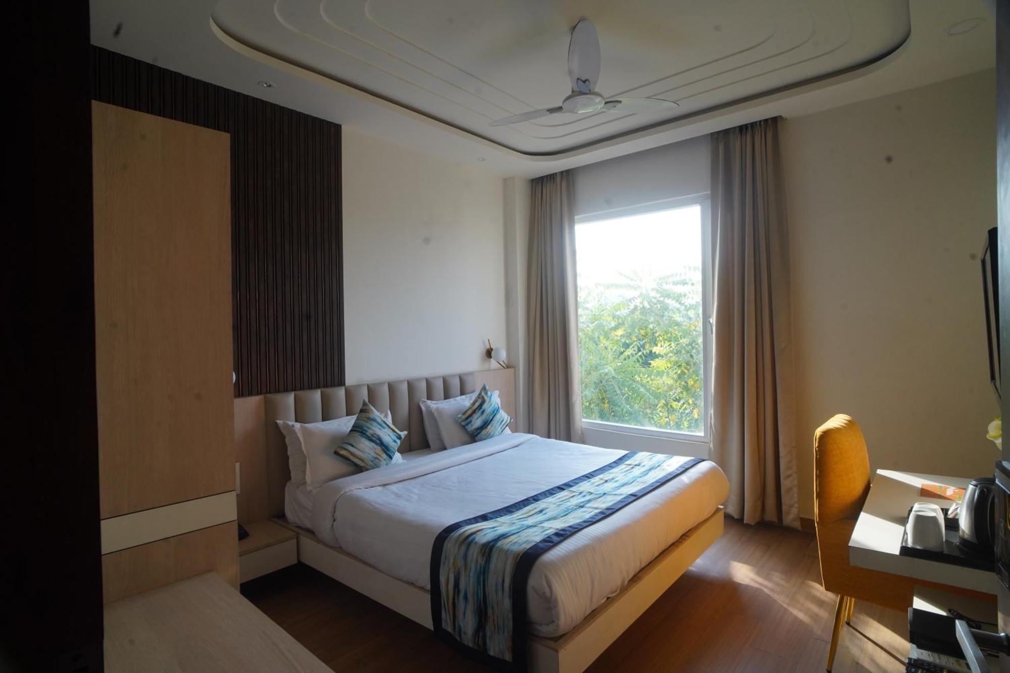 Familia Hotel And Banquets Lucknow Ngoại thất bức ảnh